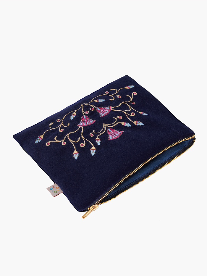 картинка Косметичка из бархата с вышивкой от бренда Оксаны Лаврентьевой OLOLOL