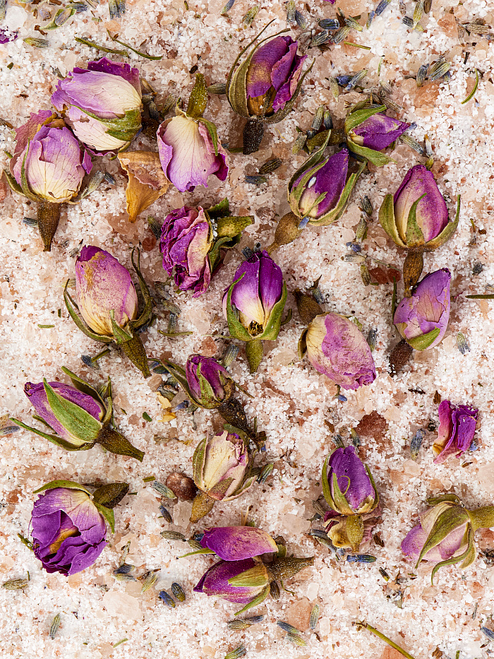 картинка Соль для ванн с бутонами роз и лавандой от бренда Оксаны Лаврентьевой OLOLOL